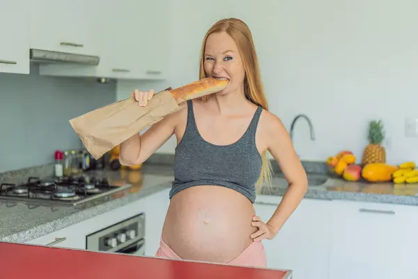 Pregnant Woman Eating Bread Kitchen Exploring Impact Gluten Pregnancy Understanding — Stock Photo, Image