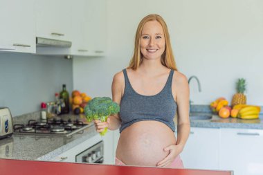 Besin açısından zengin bir seçimi kucaklayan hamile bir kadın, hamileliği boyunca sağlıklı ve besleyici seçenekler sunarak sağlıklı bir brokoli servisinin keyfini çıkarmaya hevesle hazırlanıyor..
