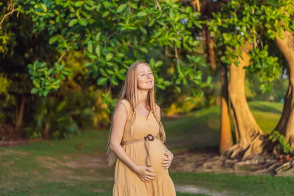 妊娠中の女性は 妊娠旅行中に屋外で静かな瞬間を関連付ける喜びと静けさを見つける — ストック写真