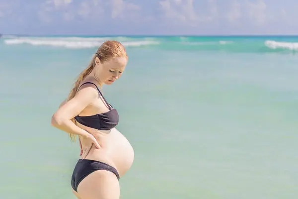 Sea Pregnant Woman Experiences Moment Discomfort She Stands Gently Tending — Stock Photo, Image