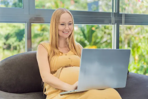 Pregnant Woman Working Laptop Expectant Woman Efficiently Works Home Pregnancy — Stock Photo, Image