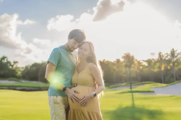 Hamile Bir Kadın Kocası Olarak Mutlu Bir Birlikte Dışarıda Kaliteli — Stok fotoğraf