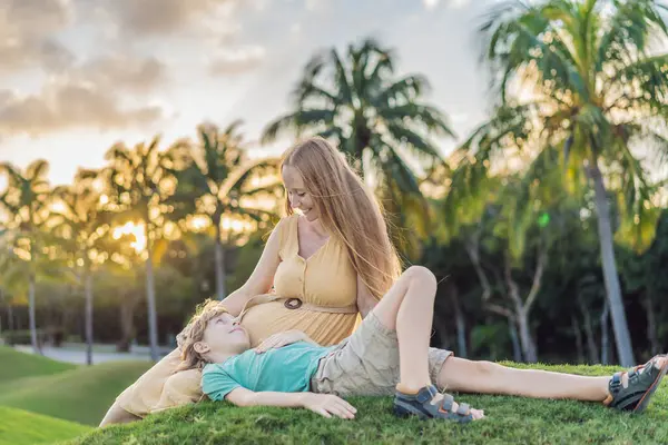 Heartwarming Outdoor Bonding Pregnant Mom Her Son Enjoy Quality Time — Stock Photo, Image