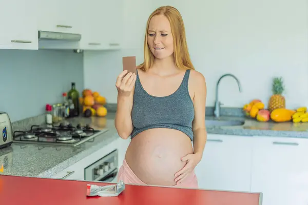 Ohledem Sladké Dilema Těhotná Žena Zvažuje Rozhodnutí Dopřát Čokoládu Během — Stock fotografie