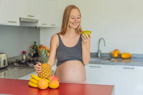 Těhotná Žena Zdravou Volbu Připravuje Nutriční Okamžik Připravuje Jíst Čerstvé — Stock fotografie