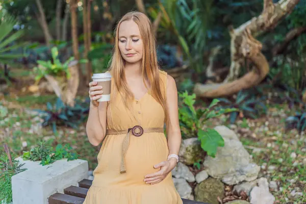 妊娠中の女性は 妊娠中にコーヒーを飲むべきかどうか疑問に思う — ストック写真