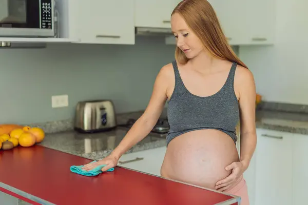 Efektivní Oddaná Těhotná Žena Zabývá Kuchyňskými Pracemi Zajištění Čistého Organizovaného — Stock fotografie