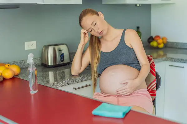 Uklízení Sedí Kuchyni Unavená Těhotná Žena Zdraví Vitalita Těhotné Ženy — Stock fotografie