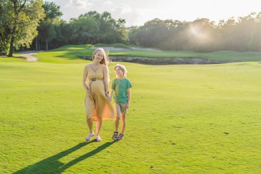 Hamile bir anne ve oğlu olarak dışarıda sevgi dolu bir bağ kurmak birlikte kaliteli vakit geçirmekten zevk almak, doğanın güzelliğinin tadını çıkarmak ve değerli anlar yaratmak..