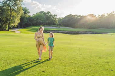 Hamile bir anne ve oğlu olarak dışarıda sevgi dolu bir bağ kurmak birlikte kaliteli vakit geçirmekten zevk almak, doğanın güzelliğinin tadını çıkarmak ve değerli anlar yaratmak..