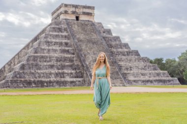 Chichen Itza olarak bilinen Maya mimarisinin eski piramidini ve tapınağını gözlemleyen güzel bir turist kadın. Bunlar eski Kolombiya öncesi medeniyetin kalıntıları.