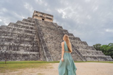 Chichen Itza olarak bilinen Maya mimarisinin eski piramidini ve tapınağını gözlemleyen güzel bir turist kadın. Bunlar eski Kolombiya öncesi medeniyetin kalıntıları.