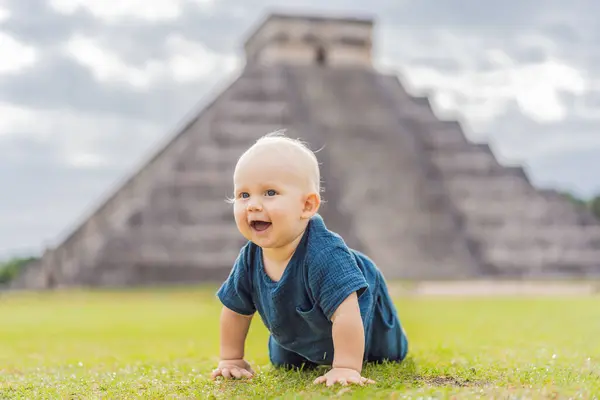 Baby Traveler Tourists Observing Old Pyramid Temple Castle Mayan Architecture — Stock Photo, Image