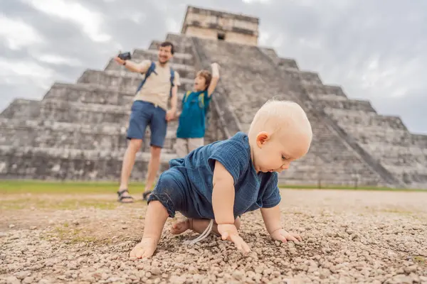 Отец Двое Сыновей Туристов Наблюдают Старой Пирамидой Храмом Замка Майя — стоковое фото