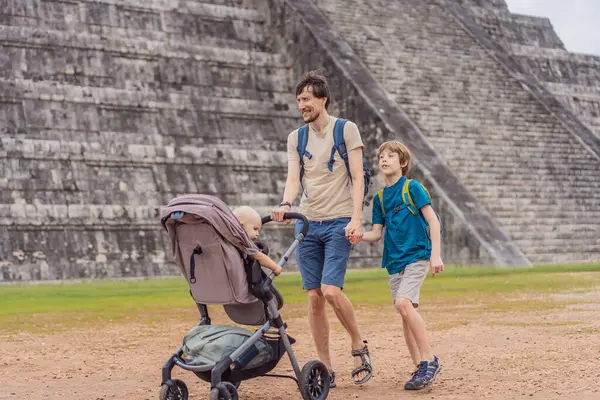 Padre Due Figli Turisti Osservando Vecchia Piramide Tempio Del Castello — Foto Stock