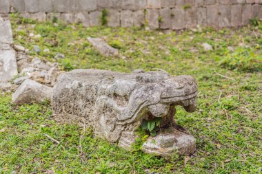 Chichen Itza olarak bilinen Maya mimarisinin eski piramit ve tapınağı. Bunlar eski Kolombiya öncesi medeniyetin kalıntıları ve insanlığın bir parçası..