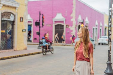 Kadın turist, Meksika Valladolid 'in canlı sokaklarını keşfediyor. Kendini zengin kültüre ve bu büyüleyici koloni kasabasının renkli mimarisine kaptırıyor..