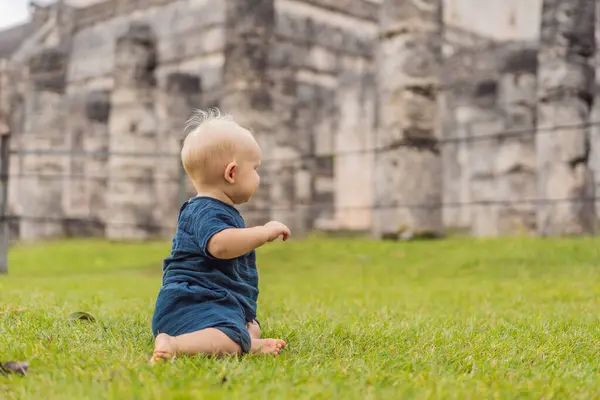 Baby Traveler Tourists Observing Old Pyramid Temple Castle Mayan Architecture — Stock Photo, Image