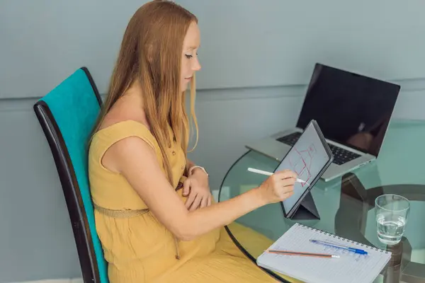 Beautiful Pregnant Woman Working Laptop Young Businesswoman Working Her Office — Stock Photo, Image
