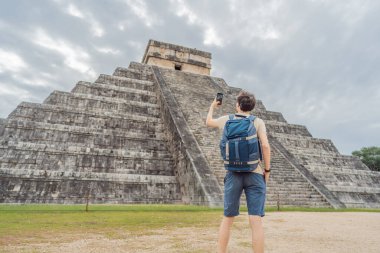 Chichen Itza olarak bilinen Maya mimarisinin eski piramit ve tapınağını gözlemleyen turist. Bunlar eski Kolombiya öncesi medeniyetin kalıntıları ve insanlığın bir parçası..
