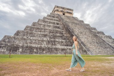 Chichen Itza olarak bilinen Maya mimarisinin eski piramidini ve tapınağını gözlemleyen güzel bir turist kadın. Bunlar eski Kolombiya öncesi medeniyetin kalıntıları.
