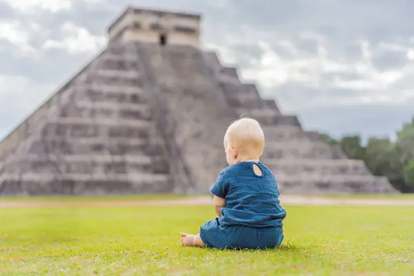 Bambino Viaggiatore Turisti Osservando Vecchia Piramide Tempio Del Castello Dell — Foto Stock