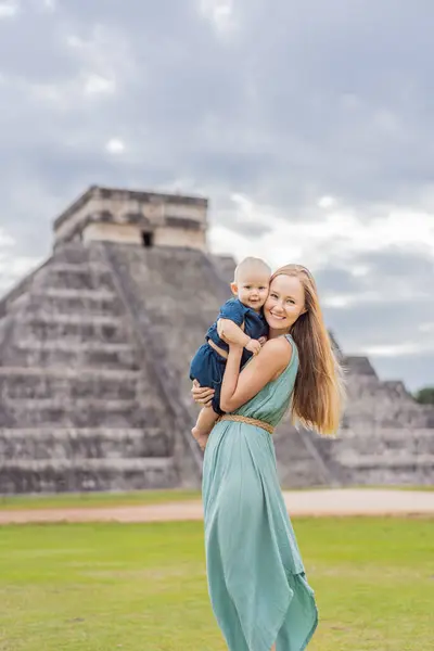 Красивая Туристка Сын Ребенок Наблюдают Старой Пирамидой Храмом Замка Майя — стоковое фото