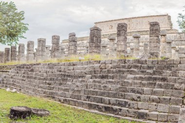 Chichen Itza olarak bilinen Maya mimarisinin eski piramit ve tapınağı. Bunlar eski Kolombiya öncesi medeniyetin kalıntıları ve insanlığın bir parçası..