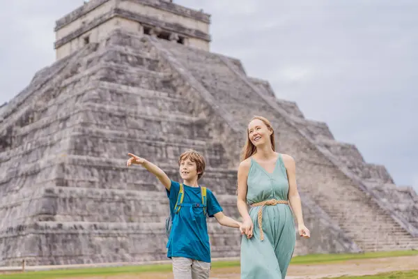 Bella Donna Turistica Suo Bambino Osservando Vecchia Piramide Tempio Del — Foto Stock