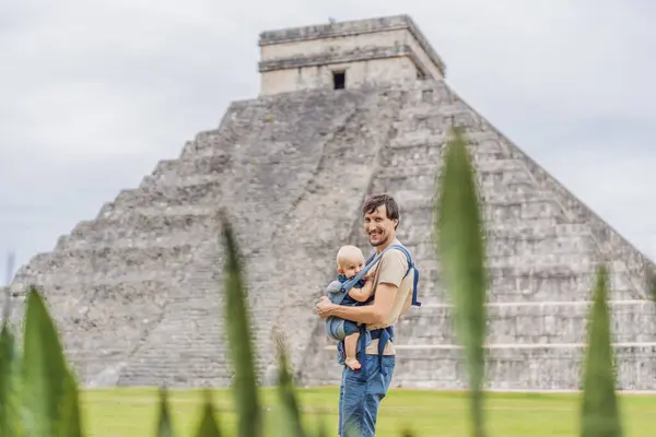 Padre Figlio Turisti Osservando Vecchia Piramide Tempio Del Castello Dell — Foto Stock