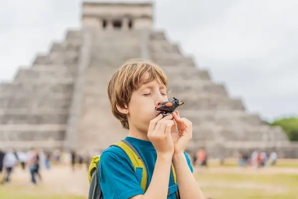 Мальчик Путешественник Туристы Наблюдают Старой Пирамидой Храмом Замка Майя Известного Стоковое Изображение