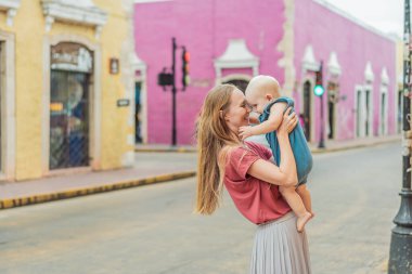 Anne ve oğul turistler, Meksika 'nın Valladolid şehrinin canlı sokaklarını keşfediyor. Bu büyüleyici koloni kasabasının zengin kültürü ve renkli mimarisine kendini kaptırıyor..