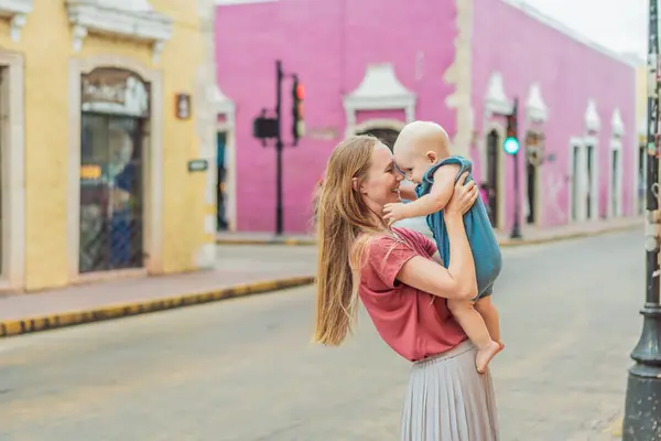 Мать Маленький Сын Туристы Исследуют Оживленные Улицы Вальядолида Мексика Погружаясь — стоковое фото