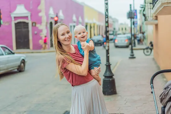 Mother Baby Son Tourists Explore Vibrant Streets Valladolid Mexico Immersing — Stock Photo, Image