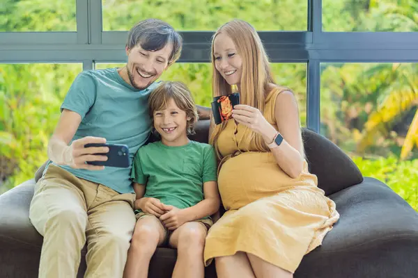 Heartwarming Family Video Call Expecting Mom Dad Son Share Excitement — Stock Photo, Image