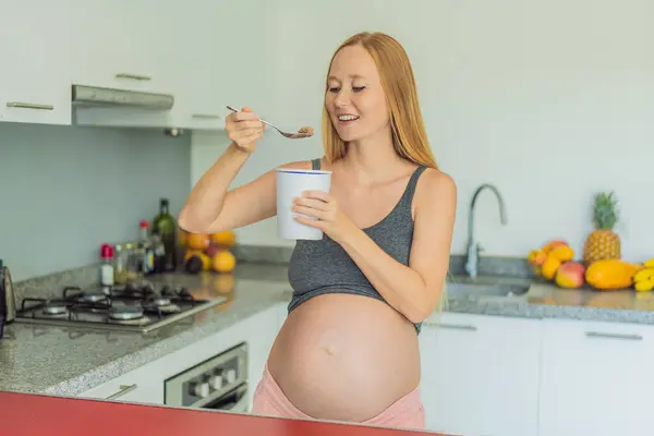 Счастливая Беременная Молодая Женщина Ест Мороженое Лицензионные Стоковые Изображения