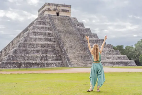 Красивая Туристка Наблюдает Старой Пирамидой Храмом Замка Майя Известного Чичен Лицензионные Стоковые Изображения