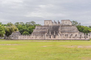 Chichen Itza olarak bilinen Maya mimarisinin eski piramit ve tapınağı. Bunlar eski Kolombiya öncesi medeniyetin kalıntıları ve insanlığın bir parçası..