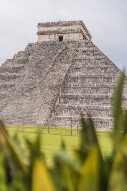 Chichen Itza olarak bilinen Maya mimarisinin eski piramit ve tapınağı. Bunlar eski Kolombiya öncesi medeniyetin kalıntıları ve insanlığın bir parçası..