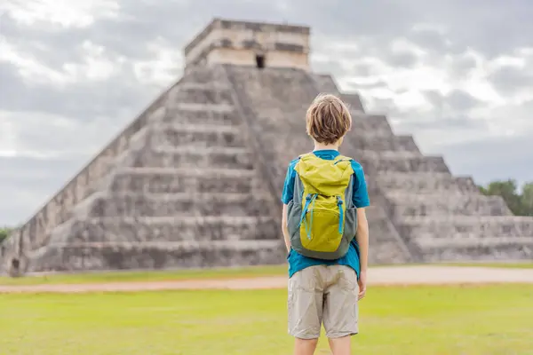Boy Traveler Tourists Observing Old Pyramid Temple Castle Mayan Architecture — Stock Photo, Image