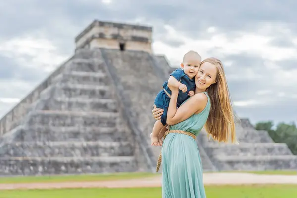 Beautiful Tourist Woman Her Son Baby Observing Old Pyramid Temple — Stock Photo, Image