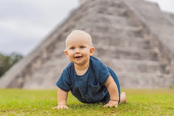 Маленький Путешественник Туристы Наблюдают Старой Пирамидой Храмом Замка Майя Известного Стоковая Картинка