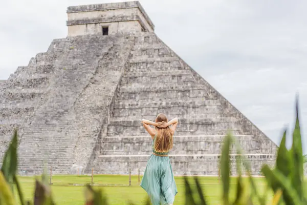 Beautiful Tourist Woman Observing Old Pyramid Temple Castle Mayan Architecture — Stock Photo, Image