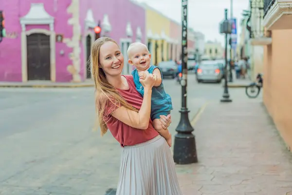 Mother Baby Son Tourists Explore Vibrant Streets Valladolid Mexico Immersing — Stock Photo, Image