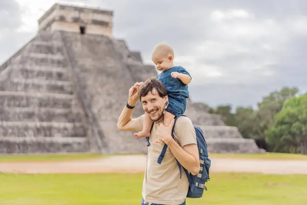 Father Son Tourists Observing Old Pyramid Temple Castle Mayan Architecture — Stock Photo, Image