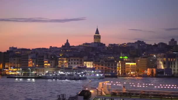 Подорож Човні Сутінках Відкриває Вражаючий Вид Знамениту Стамбульську Галатську Вежу Ліцензійні Стокові Відеоролики