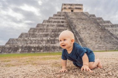 Bebek gezgini, Chichen Itza olarak bilinen Maya mimarisinin eski piramidini ve tapınağını izleyen turistler. Bunlar eski Kolombiya öncesi medeniyetin kalıntıları.