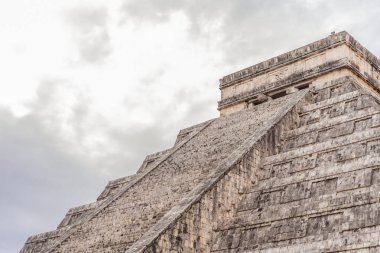 Chichen Itza olarak bilinen Maya mimarisinin eski piramit ve tapınağı. Bunlar eski Kolombiya öncesi medeniyetin kalıntıları ve insanlığın bir parçası..