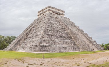 Chichen Itza olarak bilinen Maya mimarisinin eski piramit ve tapınağı. Bunlar eski Kolombiya öncesi medeniyetin kalıntıları ve insanlığın bir parçası..