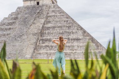 Chichen Itza olarak bilinen Maya mimarisinin eski piramidini ve tapınağını gözlemleyen güzel bir turist kadın. Bunlar eski Kolombiya öncesi medeniyetin kalıntıları.